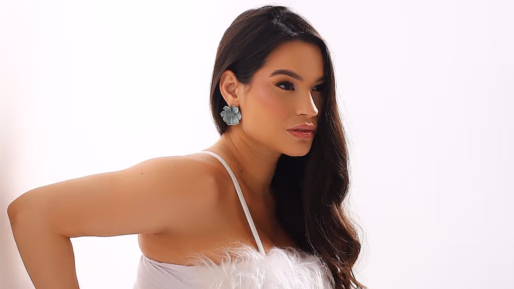 Raissa Barbosa deixa a maternidade com filho recém-nascido