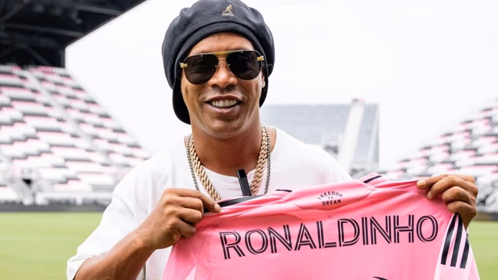 Ronaldinho reúne estrelas de gerações do futebol brasileiro