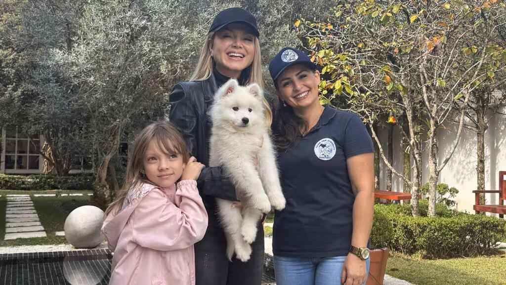 Eliana apresenta Charlie, novo membro da família