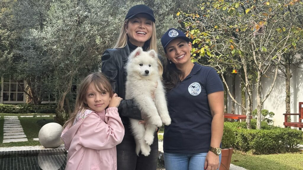 Eliana apresenta Charlie, novo membro da família