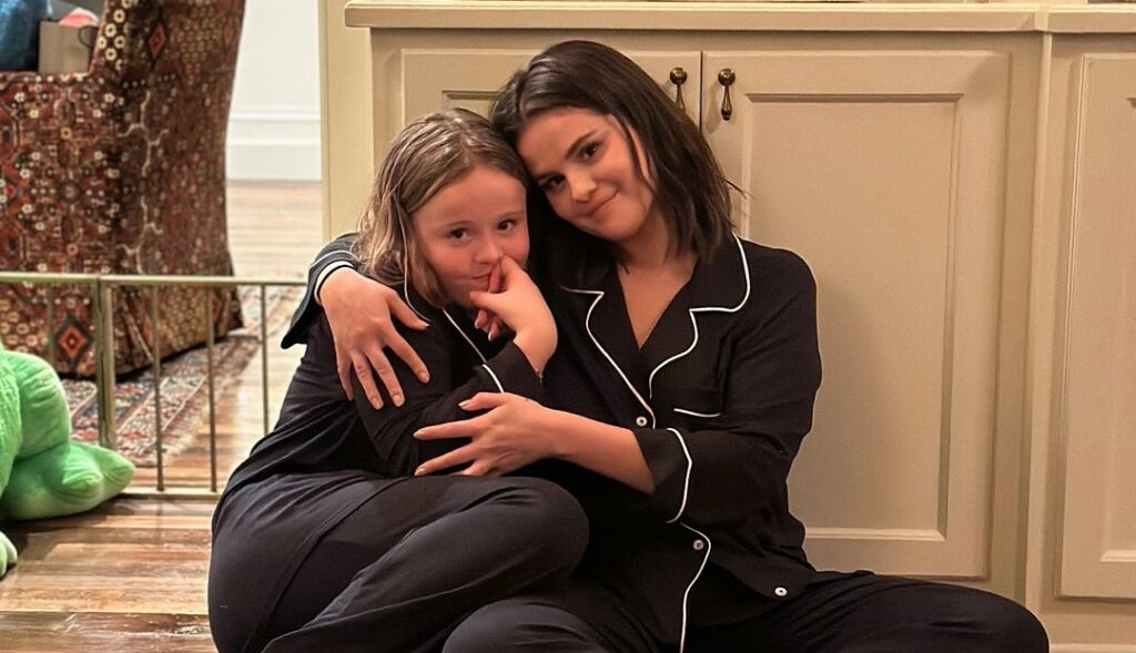 Selena Gomez encanta com fotos raras de sua irmã Gracie Teefey