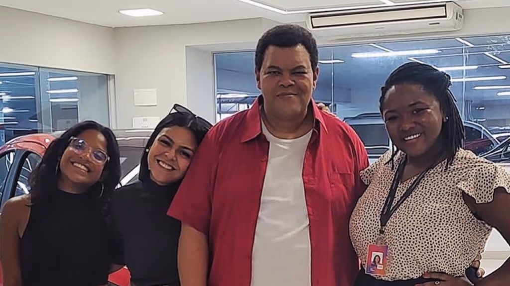 Jovem que morreu no Monte Rinjani é homenageada por ex-BBB