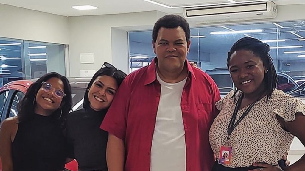 Jovem que morreu no Monte Rinjani é homenageada por ex-BBB