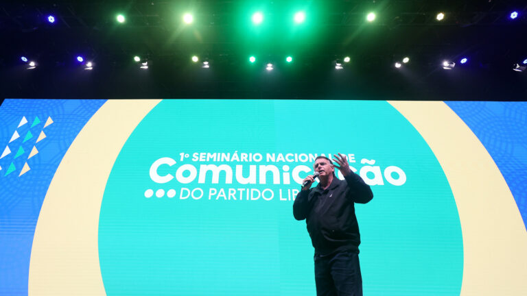 Jair Bolsonaro e Eduardo tentam apagar CPI da Lava Toga da história