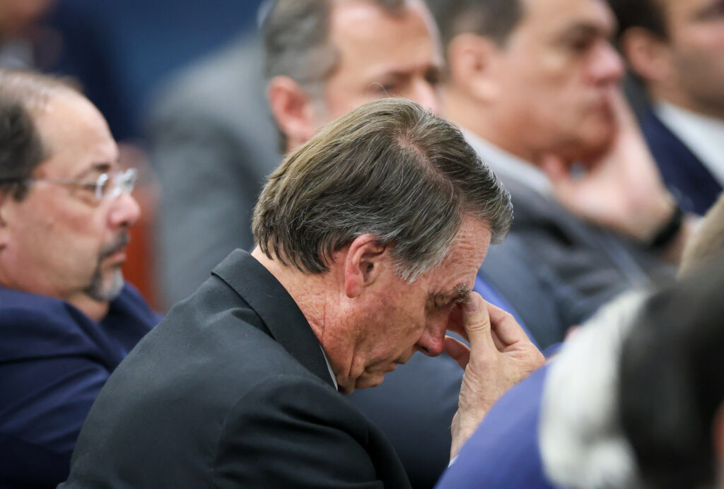 STF fixa pena de 27 anos e 3 meses de prisão para Jair Bolsonaro por liderar trama golpista