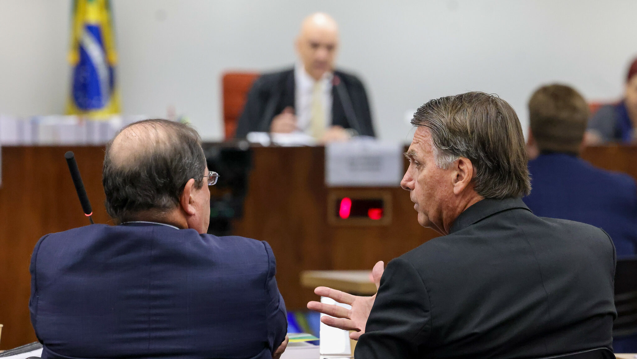 Prisão domiciliar de Bolsonaro é justa para 55%, aponta Quaest