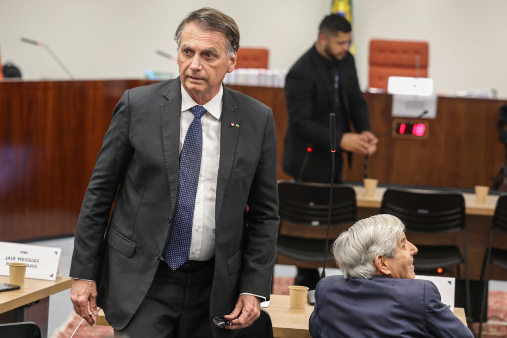 Tornozeleira de Bolsonaro perde sinal antes de jogo do Brasil, aponta relatório