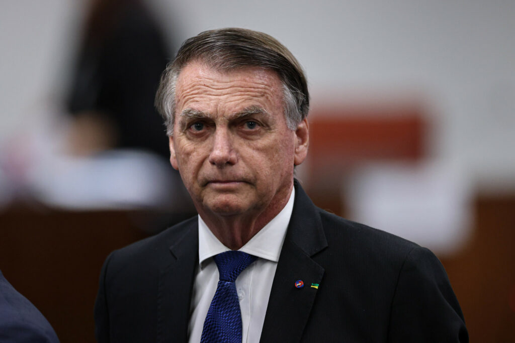 “Gostaria de conversar com vocês, mas não posso”, diz Bolsonaro a jornalistas