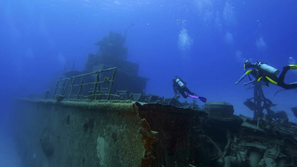 Arqueólogos resgatam mais de 1 mil peças seculares em dois navios naufragados