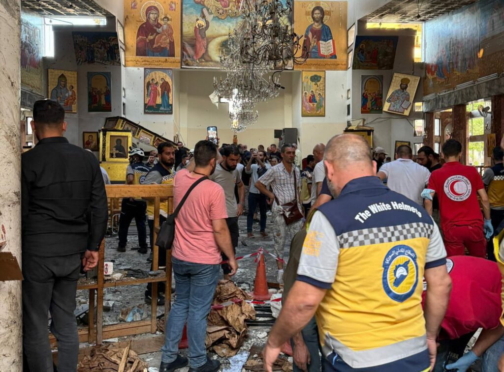 Terrorista islâmico mata 25 e fere 50 pessoas em igreja na Síria
