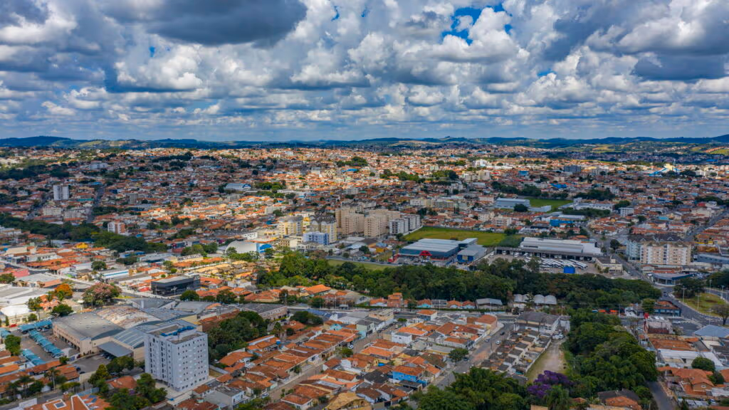 Por que tantas famílias estão trocando a capital por essa cidade