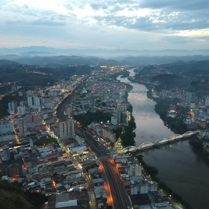Cidade do RJ entre montanhas e história oferece vida tranquila e educação de excelência