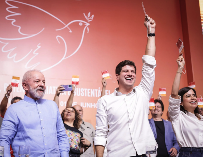 João Campos assume comando do PSB com elogios a Lula
