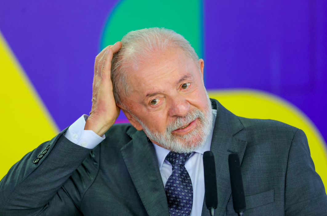 Lula com a mão na cabeça