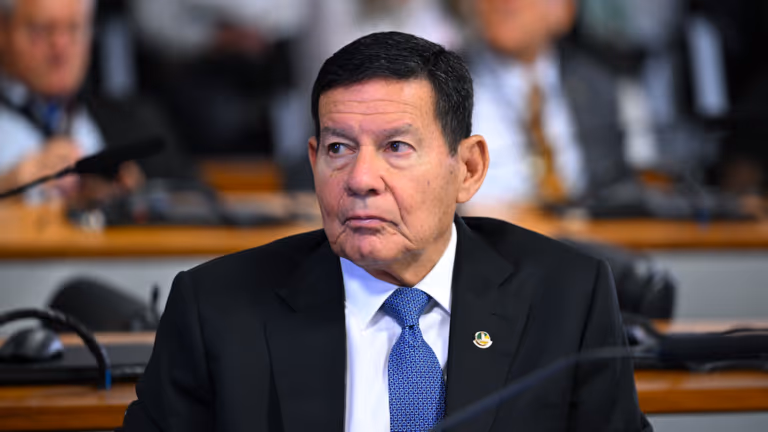 Mourão vira alvo do bolsonarismo após criticar tarifaço de Trump