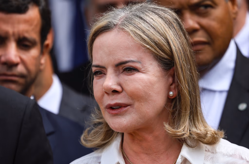Trump deveria “cuidar de seus próprios problemas”, diz Gleisi
