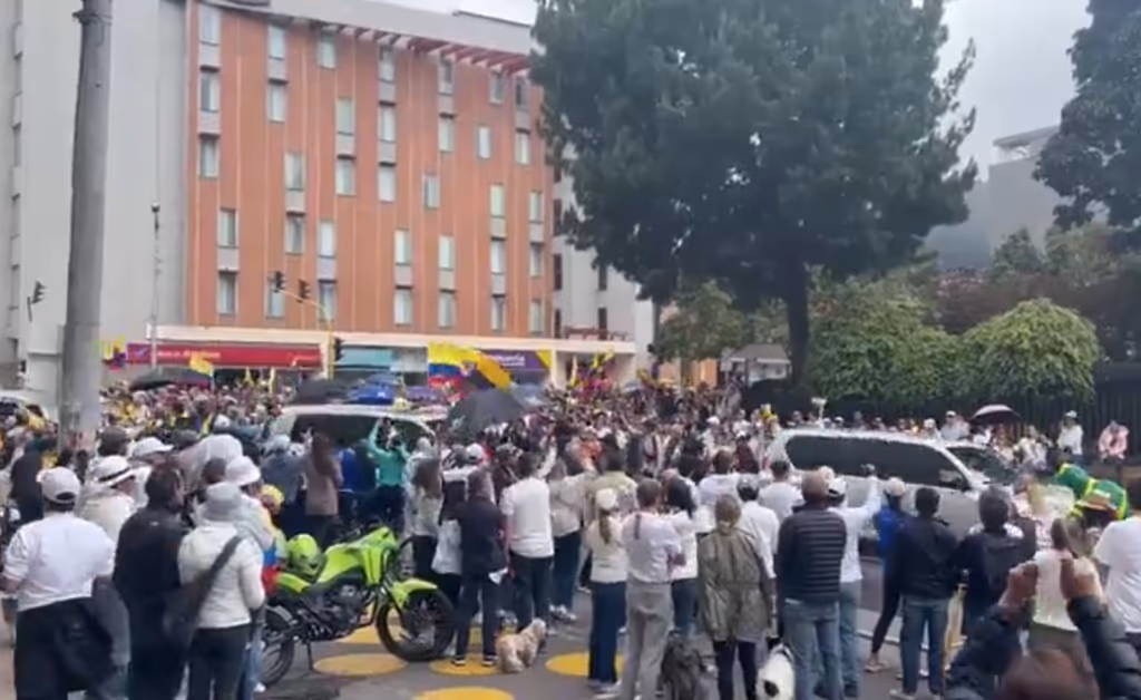 Colombianos saem às ruas em ato de apoio a Miguel Uribe