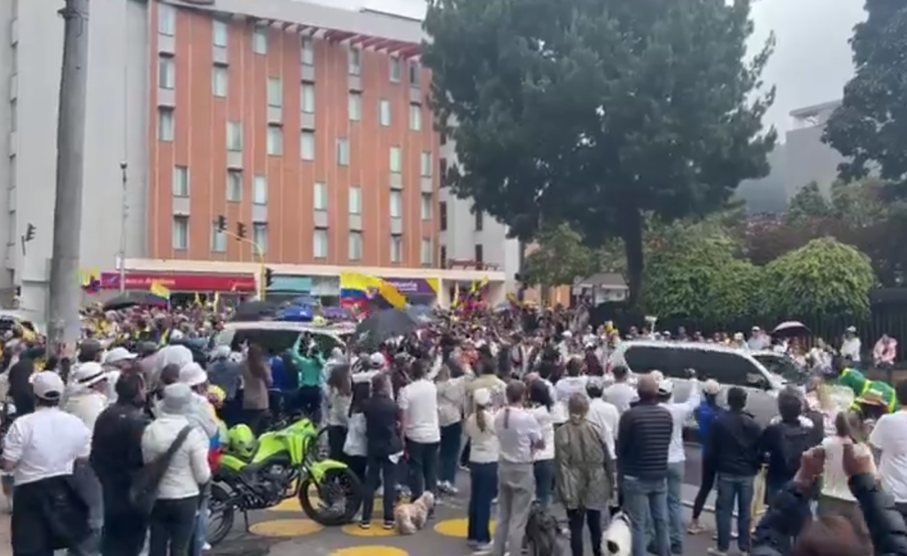 Colombianos saem às ruas em ato de apoio a Miguel Uribe