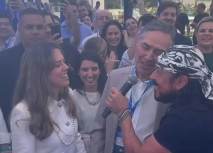 Barroso solta a voz com Bell Marques