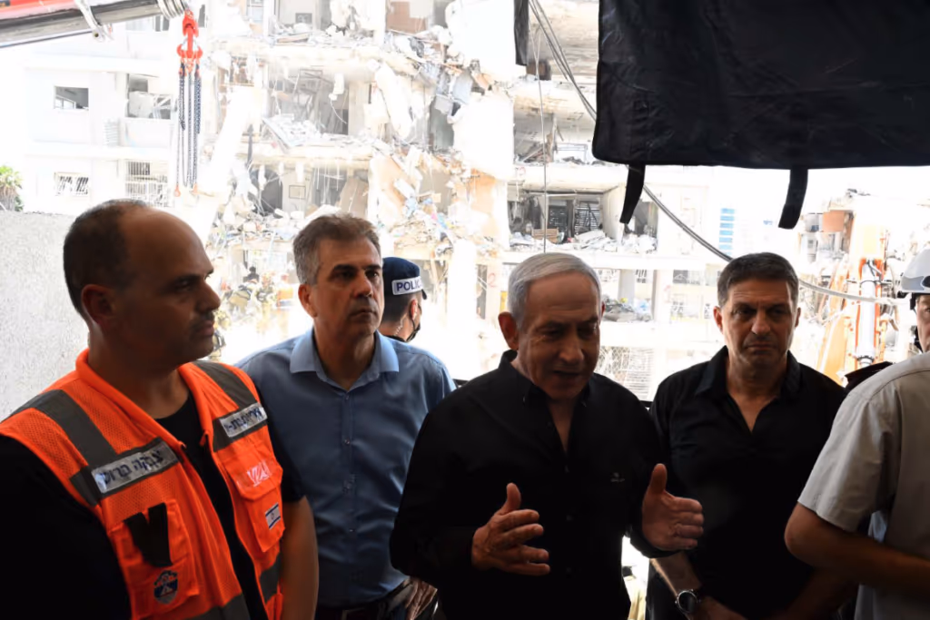 Netanyahu visita prédio atingido por míssil do Irã e promete retaliação