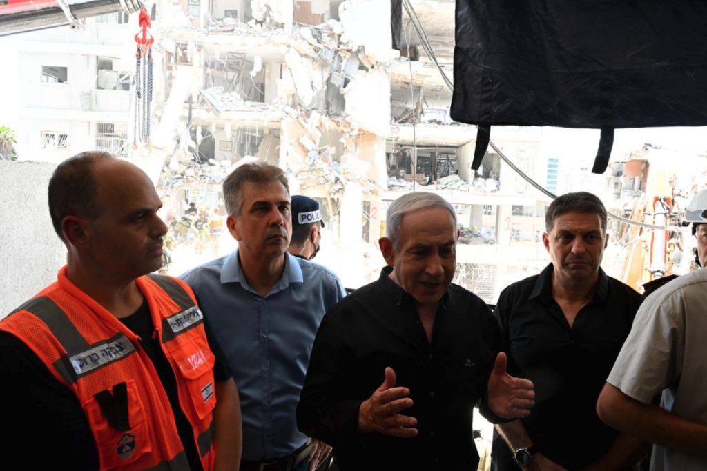 Netanyahu visita prédio atingido por míssil do Irã e promete retaliação