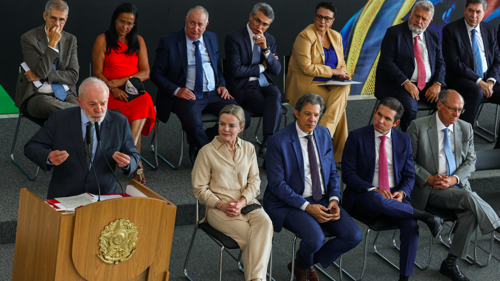 É assim que Gleisi pretende convencer o Congresso?