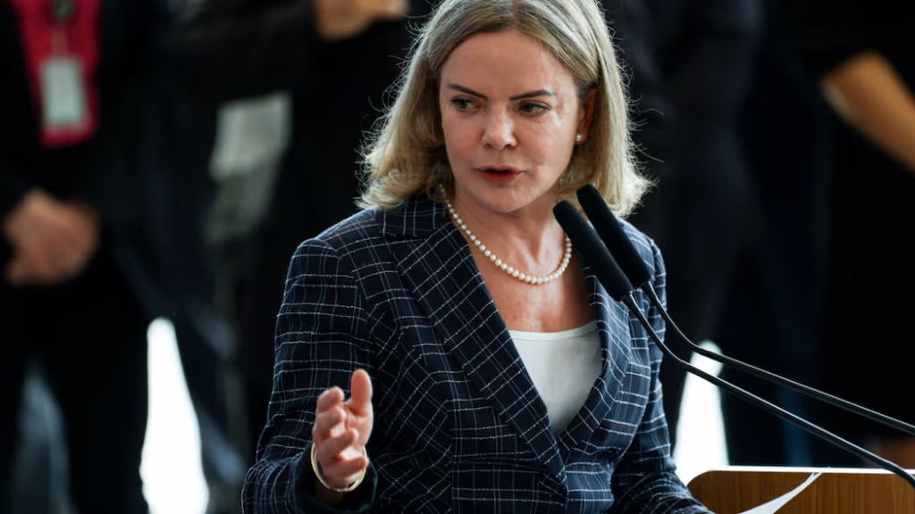 Gleisi afaga Motta antes de votação sobre IOF na Câmara