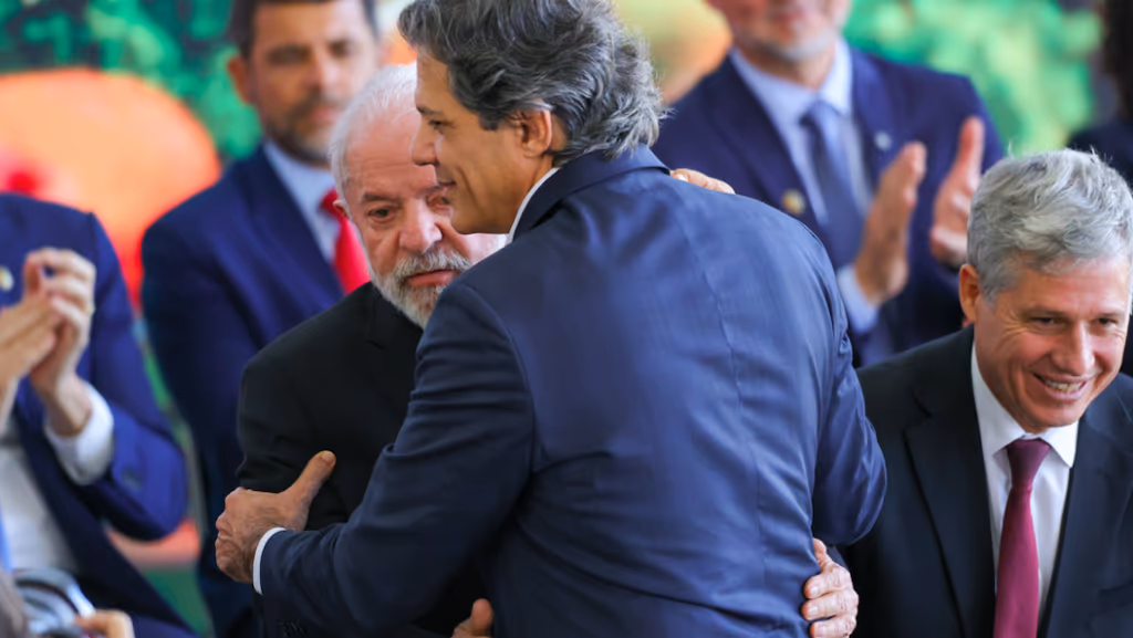 Crusoé: Haddad usa Bolsonaro em sessão de bajulação a Lula