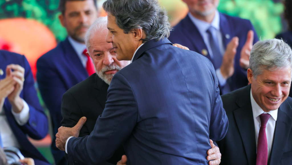 Crusoé: Haddad usa Bolsonaro em sessão de bajulação a Lula