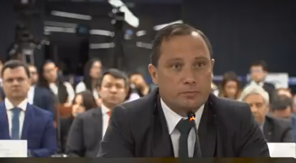 Cid confirma ter recebido dinheiro de Braga Netto em “caixa de vinho”