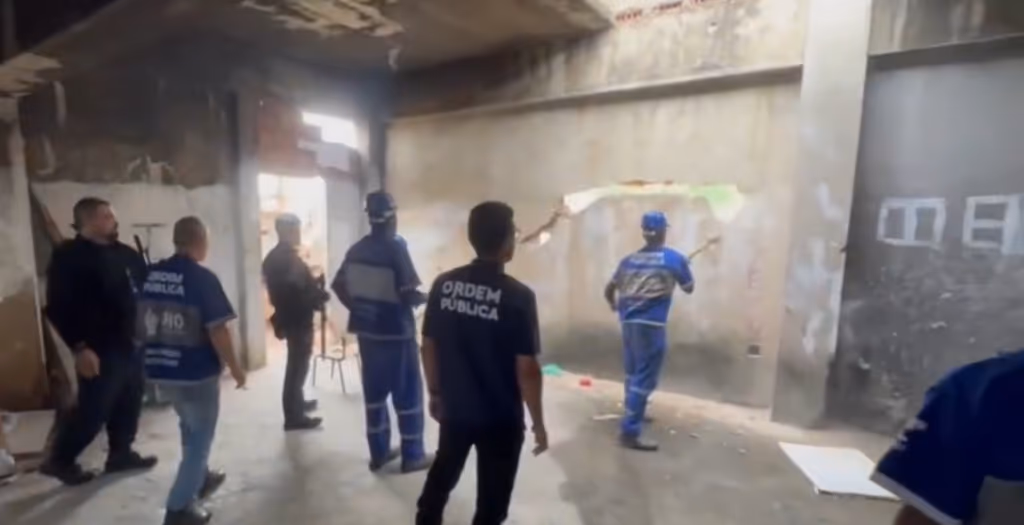 Polícia derruba falsa igreja usada por criminosos do Complexo de Israel