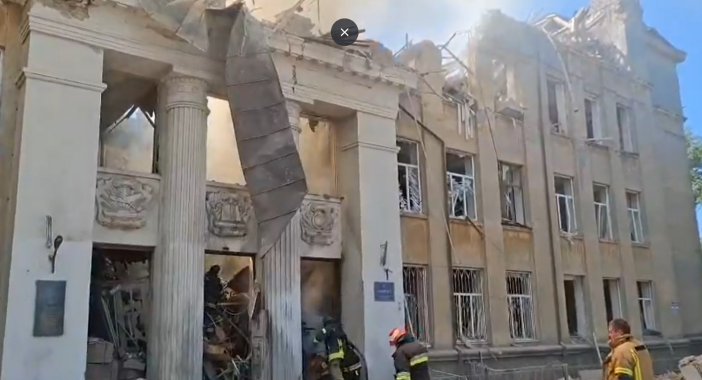 Zelensky cobra “pressão” sobre a Rússia após ataque a escola na Ucrânia