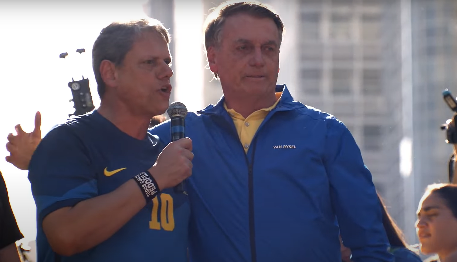 “Não conseguirão separá-lo de Bolsonaro”, diz Flávio sobre Tarcísio