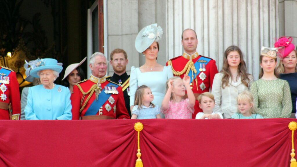 Charles III e Kate Middleton movimentam a realeza com decisão histórica