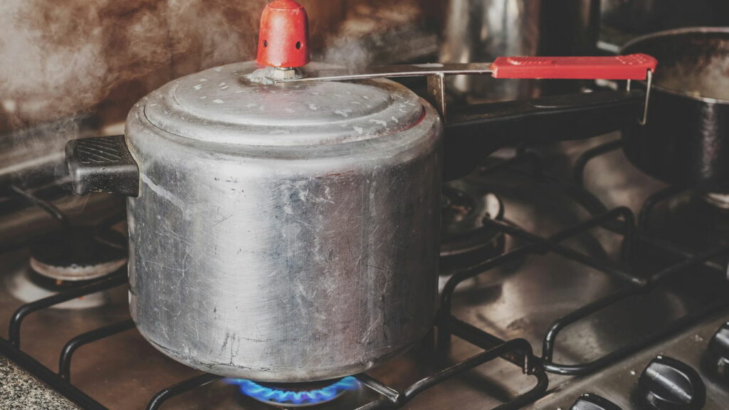 Criança fica com panela de pressão presa na cabeça. Bombeiros são acionados