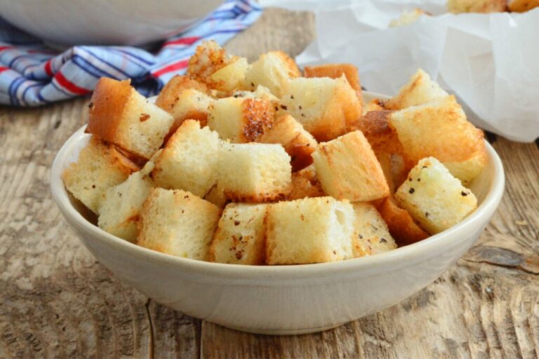 8 acompanhamentos deliciosos para sopas no inverno