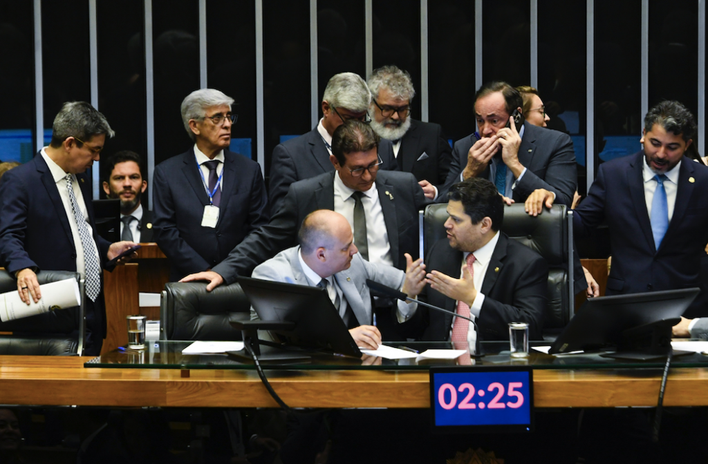 Dennys Xavier na Crusoé: Direita e esquerda contra o indivíduo