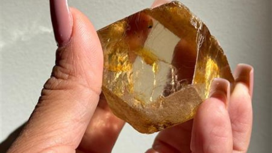 Diamante de 646 quilates descoberto em MG pode mudar de cor após lapidação