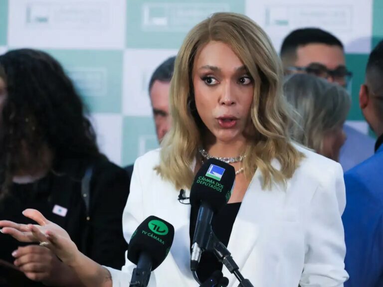 Erika Hilton pede a Moraes bloqueio de bens de Eduardo Bolsonaro