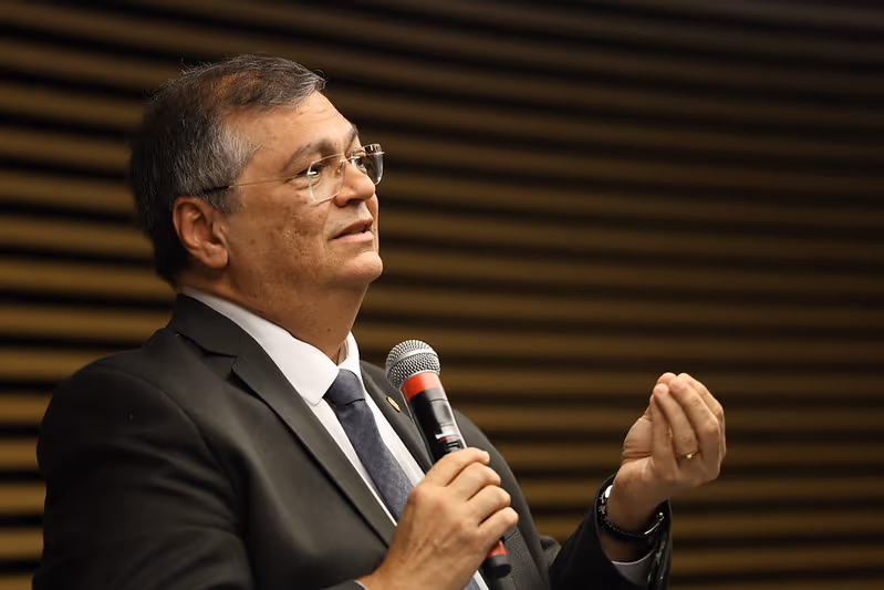 Dennys Xavier na Crusoé: O riso de Dino, o humorista infame