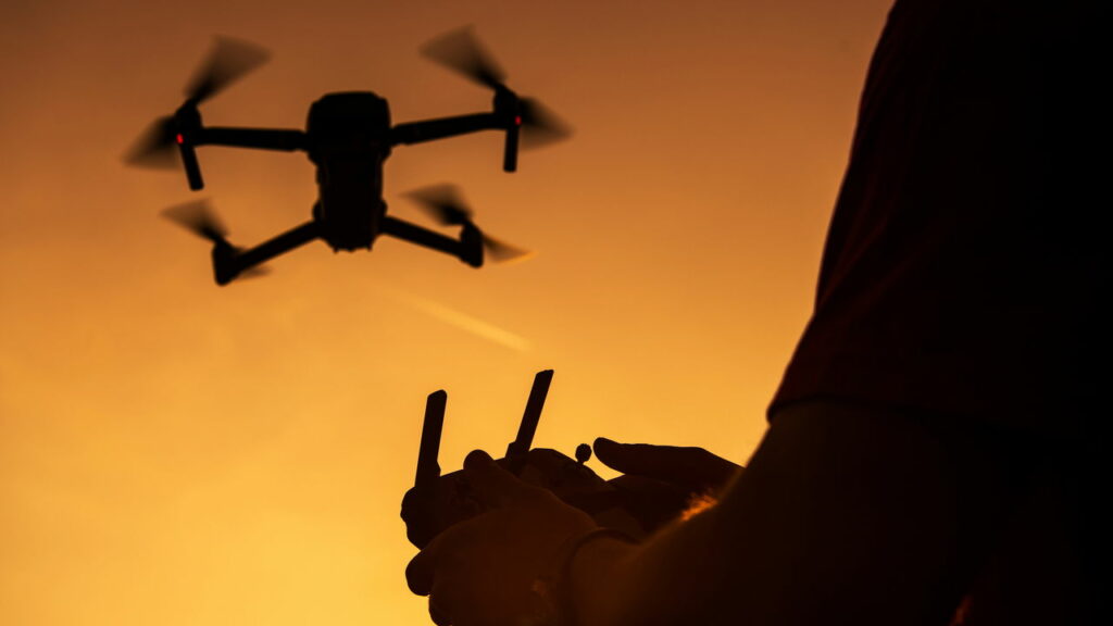 Fuga de dezenas de traficantes é flagrada por drone, confira