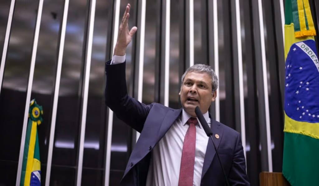 Lindbergh esperneia após nova alta da Selic