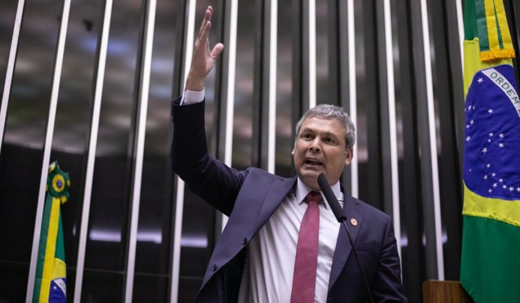 Lindbergh esperneia após nova alta da Selic