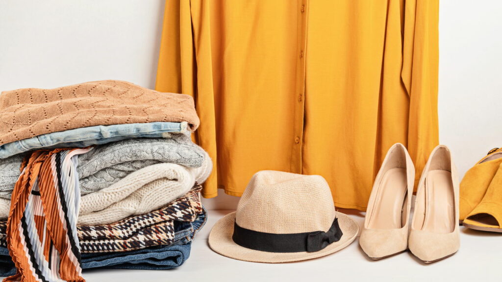 Por que guardar roupas dobradas corretamente ajuda a preservar o tecido