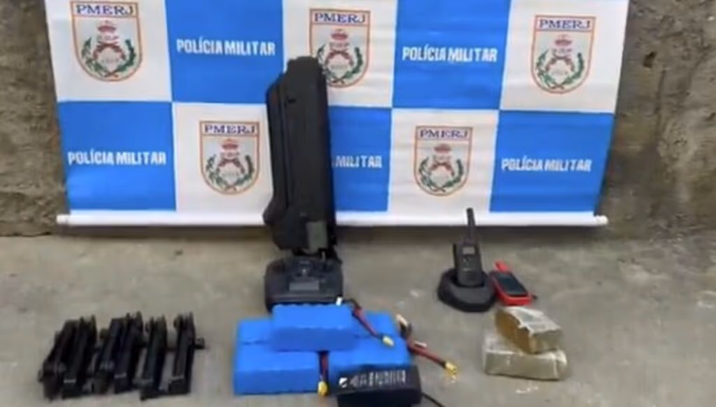 Fuzil antidrone é apreendido pela PM em operação no Complexo de Israel