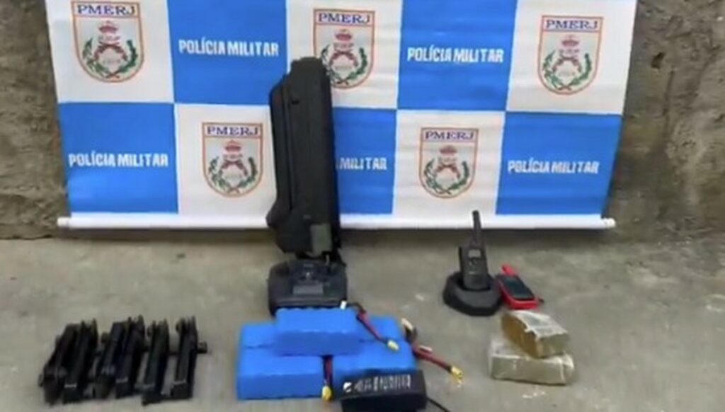 Fuzil antidrone é apreendido pela PM em operação no Complexo de Israel