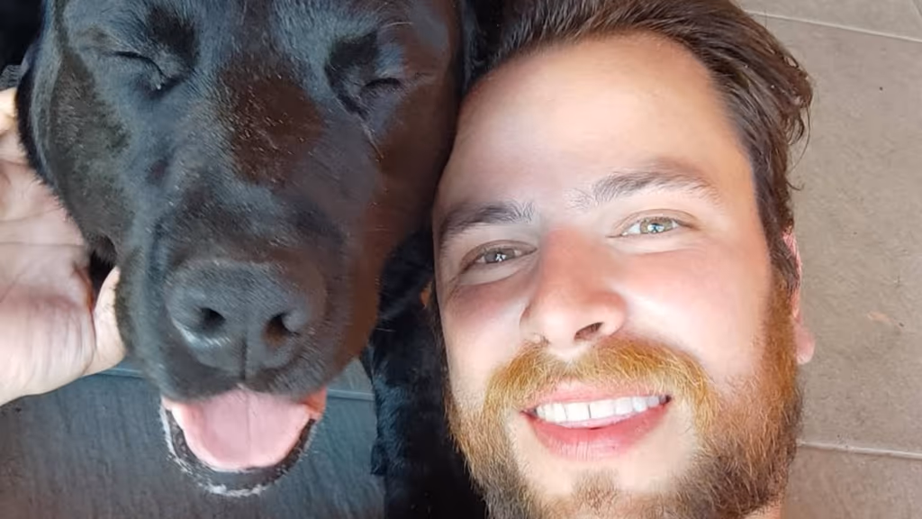 Ex-BBB Gustavo Marsengo emociona ao comunicar morte do cachorro