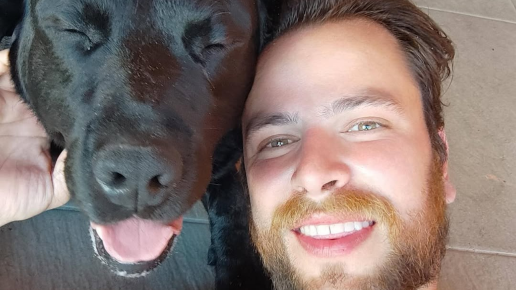 Ex-BBB Gustavo Marsengo emociona ao comunicar morte do cachorro
