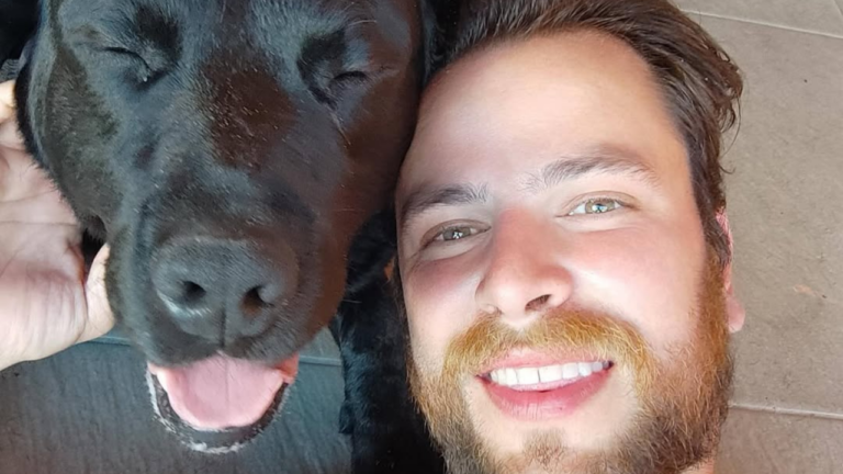 Ex-BBB Gustavo Marsengo emociona ao comunicar morte do cachorro