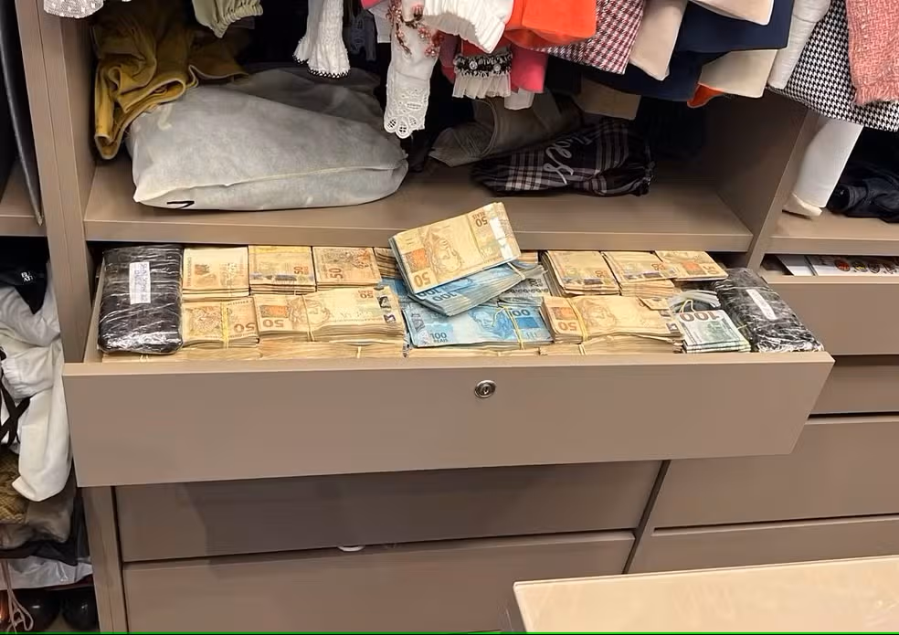 PF apreende R$ 3,2 milhões em gaveta de ex-prefeito